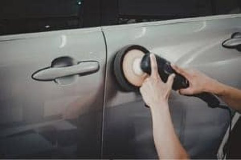 Limpeza de carro com lixadeira para pintura automotiva no Espírito Santo.